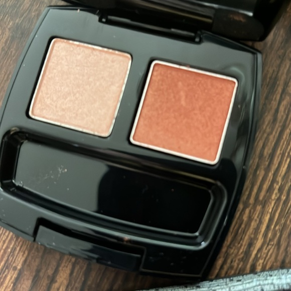 Avon Palm Chic gift box includes pierced earrings, gel nail color, eyeshadow - Picture 7 of 9